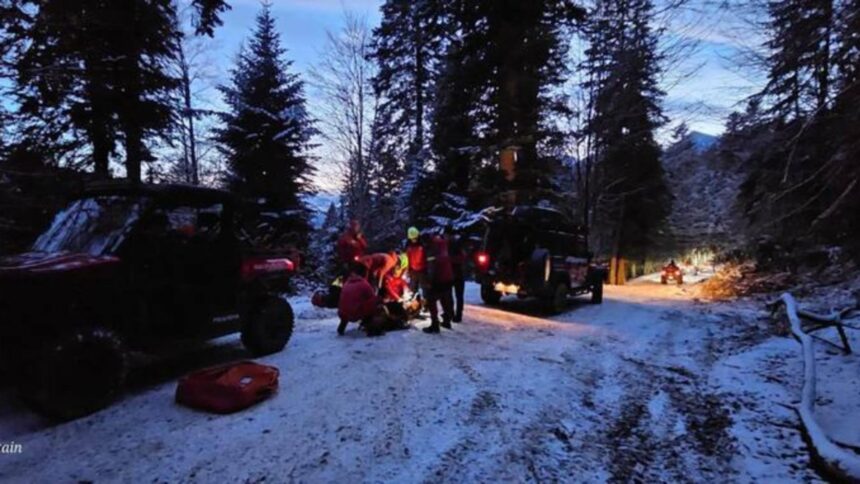 turist din bucuresti ranit in muntii baiului dupa un accident cu atv ul 694d7f02205c2
