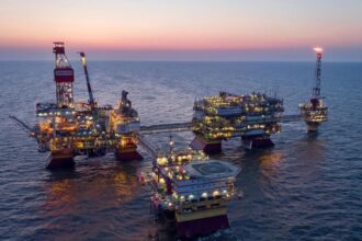 ucraina ataca din nou instalatiile petroliere rusesti din marea caspica doua platforme lukoil lovite de drone 693d010293203