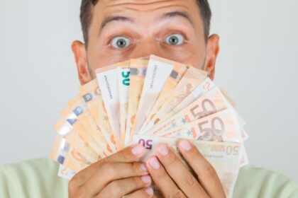 ue a pus tunurile pe plata cu numerar de la ce suma poti fi luat in vizor pentru tranzactii suspecte 694a60fc93d98