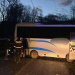 un autobuz in care se aflau sase persoane a lovit un stalp de electricitate si gardul unei gospodarii din neamt 6943b6a48f393