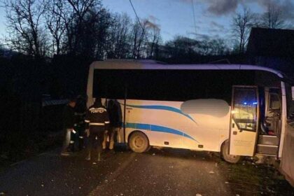 un autobuz in care se aflau sase persoane a lovit un stalp de electricitate si gardul unei gospodarii din neamt 6943b6a48f393