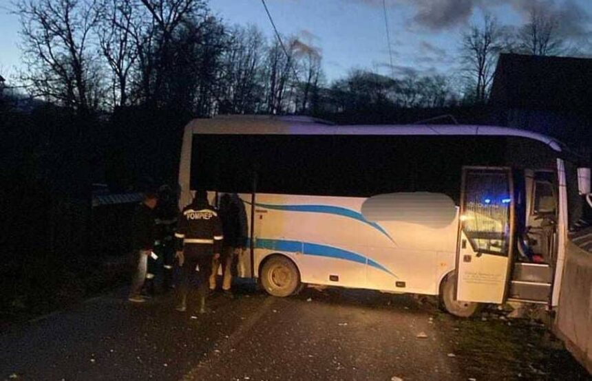 un autobuz in care se aflau sase persoane a lovit un stalp de electricitate si gardul unei gospodarii din neamt 6943b6a48f393