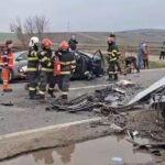 un barbat a murit si alte doua persoane sunt grav ranite in urma unui accident intre trei masini in vaslui video 6936bc4385e49