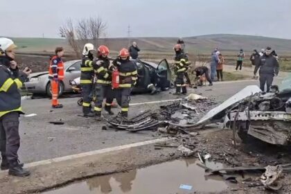 un barbat a murit si alte doua persoane sunt grav ranite in urma unui accident intre trei masini in vaslui video 6936bc4385e49