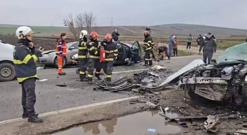 un barbat a murit si alte doua persoane sunt grav ranite in urma unui accident intre trei masini in vaslui video 6936bc4385e49