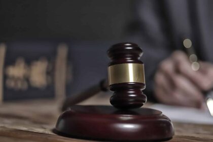 un barbat care si a batut iubita a incalcat apoi ordinul de protectie procurorii iccj cer acum arestarea lui 693eefb7bd79c