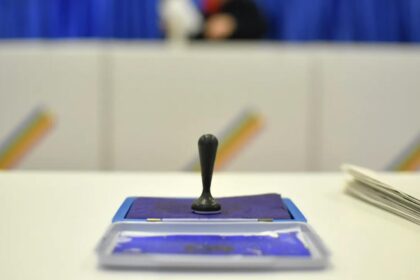 un barbat care si a fotografiat buletinul de vot depistat la o sectie din comuna lumina judetul constanta 69355019518ae