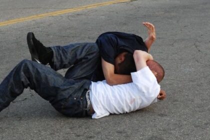 un barbat din iasi a fost omorat din greseala de un grup de tineri l au batut cu salbaticie pana nu a mai miscat 693f6d5c170ea