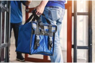 un barbat s a deghizat in livrator de mancare si a intrat intr o locuinta din cluj napoca ce a urmat 694ac5966ff96