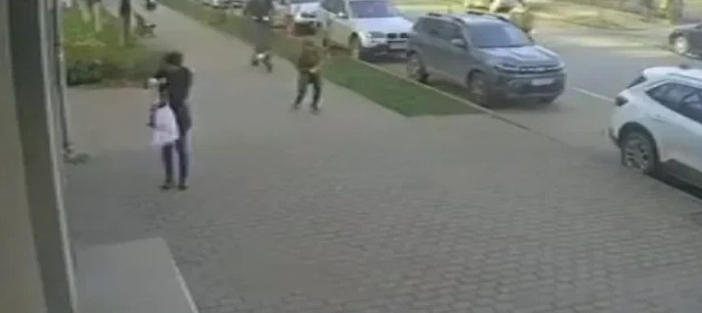 un copil de 10 ani a fost bagat in spital de o persoana aflata pe trotineta electrica aceasta a fugit de la locul incidentului 69439b58ac8c2