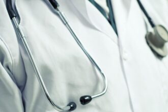 un medic din buzau prins in timp ce lua mita de la ruda unei persoane pe care urma sa o opereze suma primita 69456e29e789b