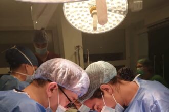 un preot si o femeie care facea de 20 de ani dializa au primit o sansa la o viata normala 6937f99d3be28