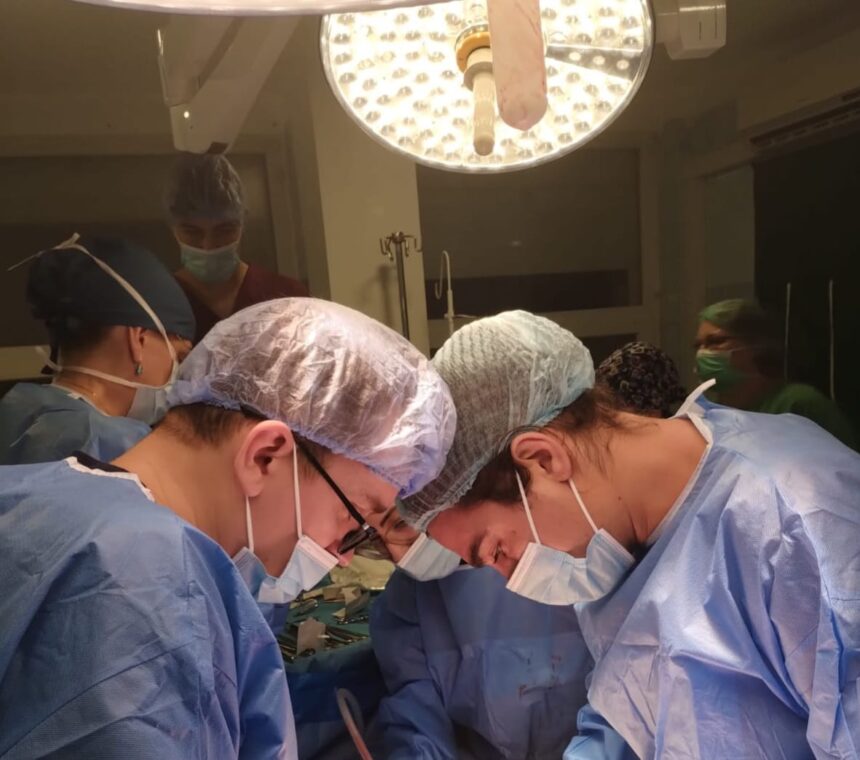 un preot si o femeie care facea de 20 de ani dializa au primit o sansa la o viata normala 6937f99d3be28