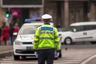 un sofer beat care conducea o masina furata a provocat un accident lovind doua masini un stalp un pom si un gard 695163f371323