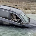 un sofer beat si fara permis urmarit de politisti si a abandonat masina in albia unui rau din neamt 693552378b2d9