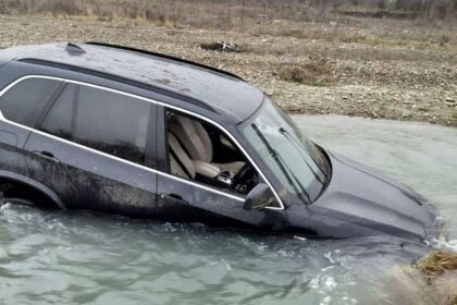 un sofer beat si fara permis urmarit de politisti si a abandonat masina in albia unui rau din neamt 693552378b2d9