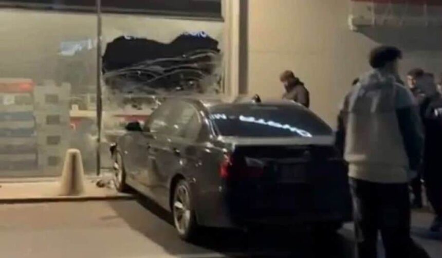 un sofer care facea drifturi intr o parcare din lugoj a intrat cu masina in vitrina unui magazin 69491c1952014 1