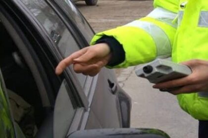 un sofer s a urcat atat de beat la volan incat abia a reusit sa coboare din masina cand a fost tras pe dreapta de politisti 693892c65860b