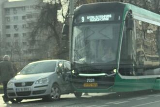 video cum a avut loc accidentul cu tramvaiul din centrul orasului un sofer a vrut sa intoarca taind toate benzile 6939378012bdd