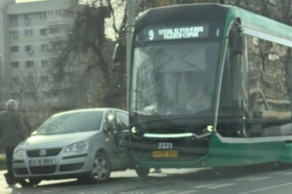 video cum a avut loc accidentul cu tramvaiul din centrul orasului un sofer a vrut sa intoarca taind toate benzile 6939378012bdd