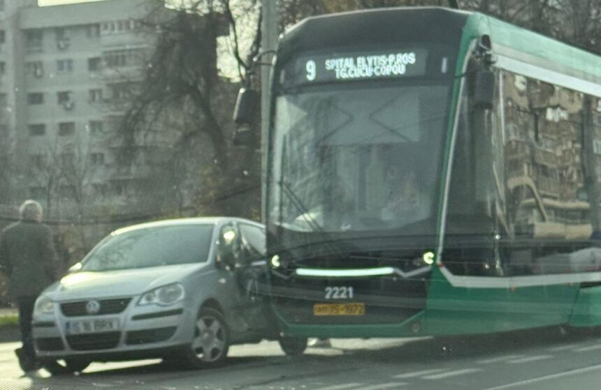 video cum a avut loc accidentul cu tramvaiul din centrul orasului un sofer a vrut sa intoarca taind toate benzile 6939378012bdd