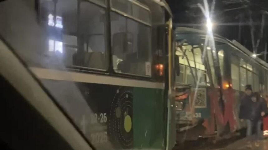 video doua tramvaie s au ciocnit in zona dancu 69518d15e4108