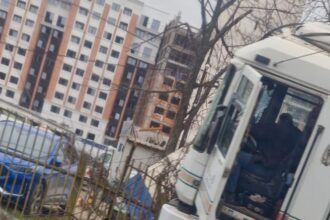 video momente de panica pe un bulevard din municipiul iasi un camion a patruns pe trotuar si s a oprit intr un stalp apoi in gard 692edb008d380