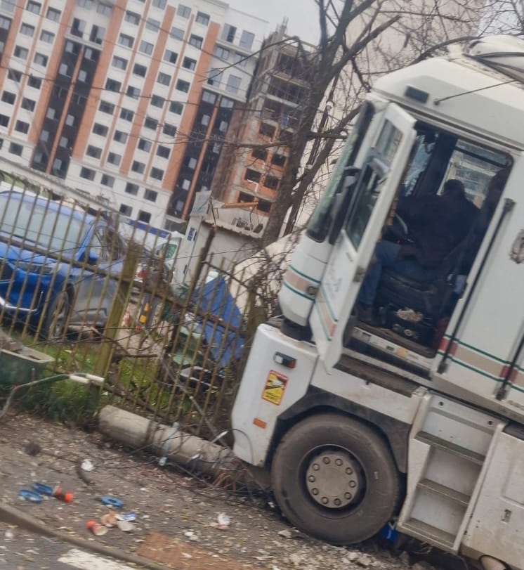 video momente de panica pe un bulevard din municipiul iasi un camion a patruns pe trotuar si s a oprit intr un stalp apoi in gard 692edb008d380