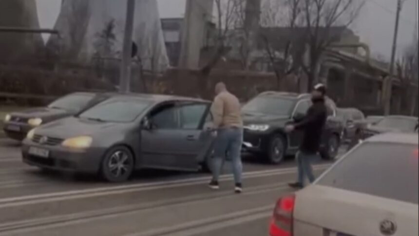 video o altercatie intre doi soferi din iasi s a incheiat la spital 694afc9cb4370