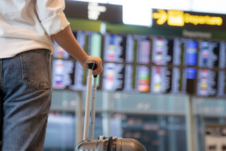 video romanii calatoresc tot mai mult cu avionul record de pasageri in 2025 pe aeroporturi inainte ne chinuiam pe la microbuze 6948d28e4b8f7