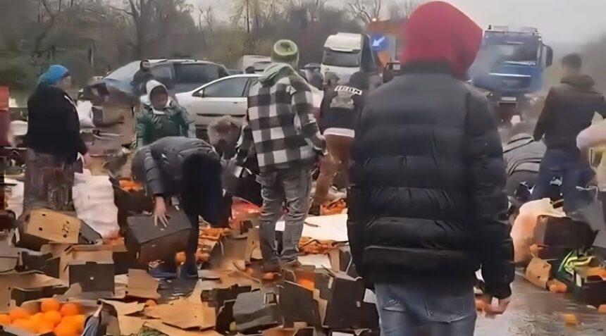 zeci de oameni s au inghesuit sa adune portocalele imprastiate dintr un tir rasturnat pe un drum din mehedinti video 692ebaafc706e