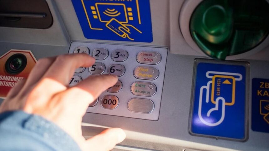 15 000 de lei uitati in bancomat la botosani politia il cauta pe proprietar gestul incredibil al unui trecator 696e16b2ae5d7