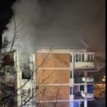15 persoane s au autoevacuat dupa un incendiu puternic intr un bloc din uricani video 695b562e52abb