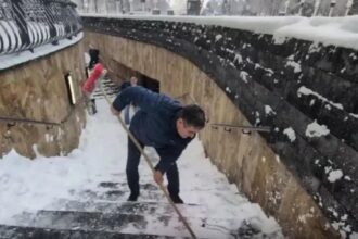 8 000 de oameni fara curent iar primarul se pozeaza cu lopata 695d592590d88