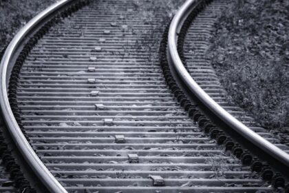 accident feroviar grav un tren de calatori a intrat intr un tir 695e947492454