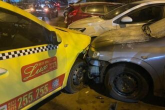 accident in alexandru cel bun un taxi a derapat si a lovit doua masini parcate 6965e02a0f8e2