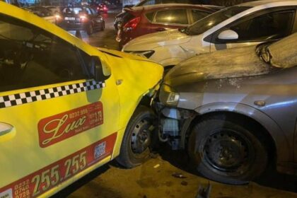 accident in alexandru cel bun un taxi a derapat si a lovit doua masini parcate 6965e02a0f8e2