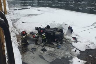 alerta in suceava o masina in care se aflau patru copii si doi adulti s a rasturnat in raul bistrita in vatra dornei video 695ce7f1c3005
