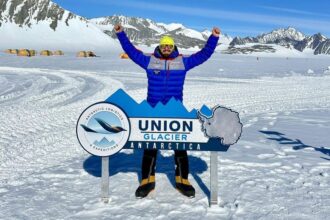 alpinistul adrian ahritculesei a cucerit cel mai inalt varf din antarctica 695e37c7cf772