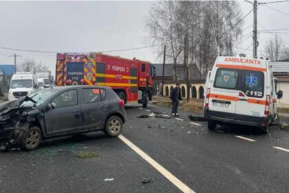 ambulanta cu pacient implicata intr un accident rutier in judetul bacau cinci persoane au fost ranite 697b61dba160b