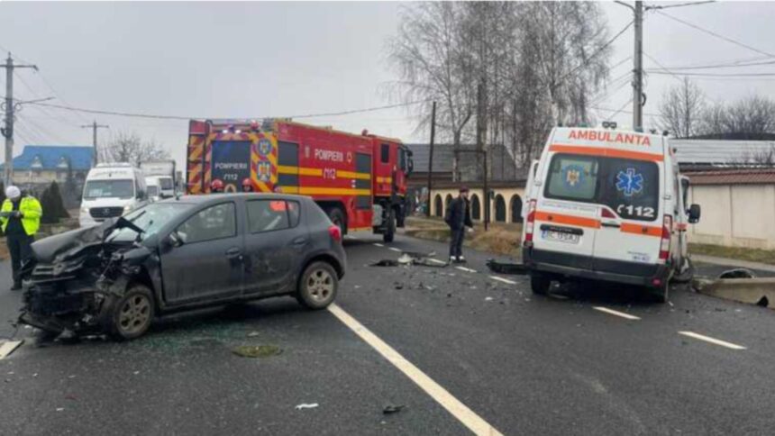 ambulanta cu pacient implicata intr un accident rutier in judetul bacau cinci persoane au fost ranite 697b61dba160b