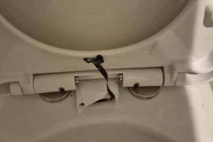 ancheta a politiei dupa ce o camera video a fost gasita ascunsa in toaleta unui restaurant o clienta a facut descoperirea 6979bd204603e