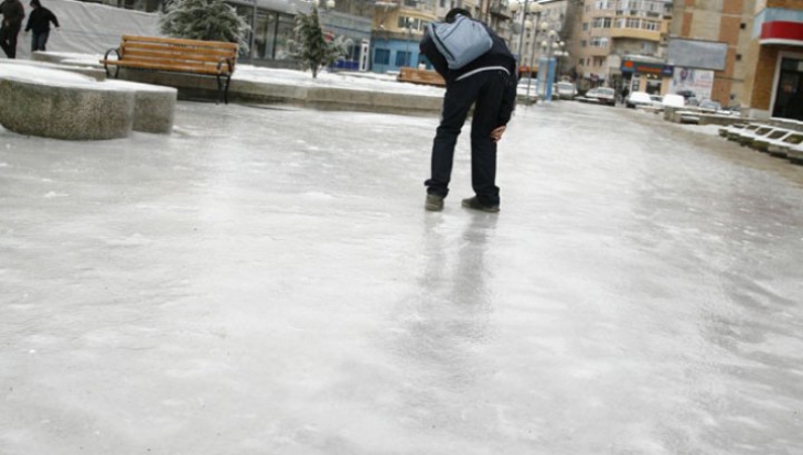 atentie la gheata autoritatile avertizeaza asupra riscului de accidentari 6960aad6c62a4