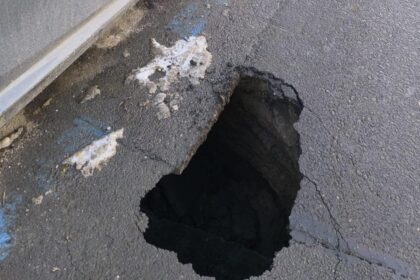 atentie soferi carosabil surpat pe strada fainari din capitala politia rutiera recomanda prudenta 696fbd59cf1a9