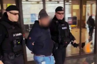 barbat prins de jandarmi cu un spray iritant si un cutit in zona garii din bacau 695d5dd4b9796