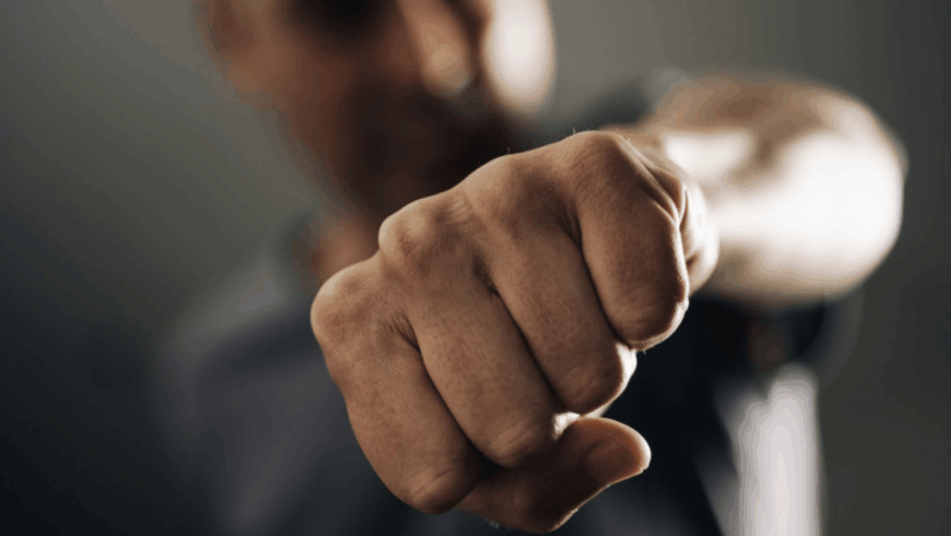 bataia ca in filme pe acoperis in copou intre sef de echipa si patron sentinta definitiva s au dat ani de inchisoare si zeci de mii de euro daune 697d7101d72c1