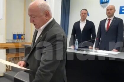 bataie de joc in consiliul local braila un consilier a depus juramantul cu la la la in locul textului oficial video 697b87f793f24