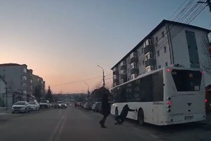 bataie in plina strada intr o localitate de la marginea iasului o camera de bord a surprins scenele socante video 696dff11c1ccf