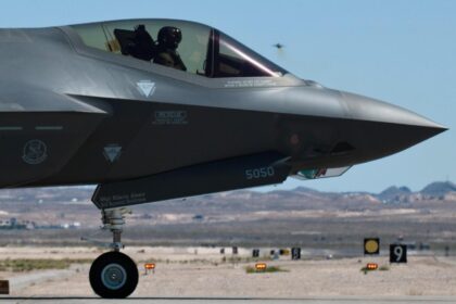 batalie pe cerul canadei sua ameninta sa preia controlul daca ottawa renunta sa cumpere f 35 6978caa9b854b