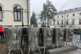 boboteaza la catedrala mitropolitana locuitorii de la zanea si grajduri tot primii la rand la butoaie credinciosi mai putini dar mai nerabdatori 695dbb7c5d1f6